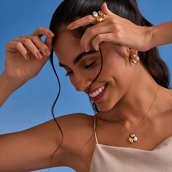 Brinco Geo com Mix de Banhos e Acabamento Acetinado